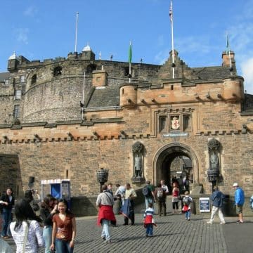 L'Esplanade d'Édimbourg est un espace ouvert spectaculaire situé face au château d'Édimbourg, qui offre une vue imprenable sur la ville tout en constituant la grande allée menant à la forteresse historique.