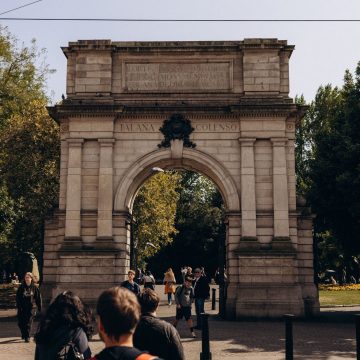 Marking the northwest entrance to St Stephen's Green, Fusiliers' Arch is an ornate triumphal granite monument erected in 1907 to commemorate the soldiers of the Royal Dublin Fusiliers who served in the Second Boer War.