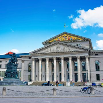 Incorniciata dalla maestosa facciata neoclassica del Teatro Nazionale e dalla storica Residenza di Monaco, la Max-Joseph-Platz è una maestosa piazza del XIX secolo che si apre attorno a un monumento dedicato al primo re di Baviera.