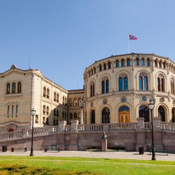 Das markante Storting-Gebäude aus gelbem Backstein aus dem 19. Jahrhundert thront an der Karl Johans gate im Herzen von Oslo und ist der Sitz der norwegischen Demokratie. Es vereint die unverwechselbare neoromanische Rotundenarchitektur mit zwei Jahrhunderten bürgerlicher Tradition.