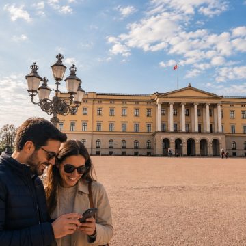 Der Königspalast (derzeit vorübergehend für Besichtigungen der Innenräume geschlossen), der majestätisch auf dem Bellevue-Hügel am Ende des Karl-Johans-Gates thront, ist die prächtige neoklassizistische Residenz des norwegischen Monarchen aus dem 19. Jahrhundert und von malerischen öffentlichen Parkanlagen umgeben, die tief in der skandinavischen Königshistorie verwurzelt sind.