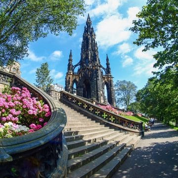 Le monument Scott d'Édimbourg est un édifice gothique remarquable dédié à l'écrivain écossais Sir Walter Scott ; avec sa flèche élancée et ses sculptures en pierre finement ouvragées, il domine de manière spectaculaire les jardins de Princes Street.