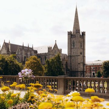St. Patrick's Cathedral is een majestueus gotisch monument waar hoge torenspitsen en historische monumenten de patroonheilige van Ierland eren in de grootste kathedraal van het land.
