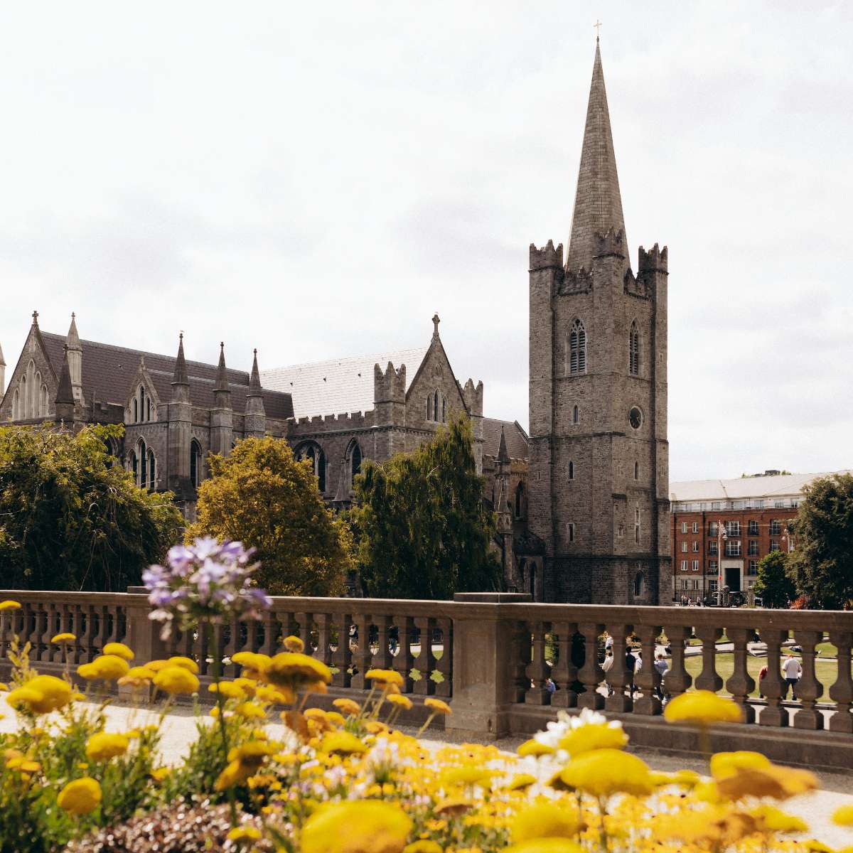Speurtocht en zelfstandige rondleiding door Dublin 5 St. Patrick's Cathedral is een majestueus gotisch monument waar hoge torenspitsen en historische monumenten de patroonheilige van Ierland eren in de grootste kathedraal van het land.