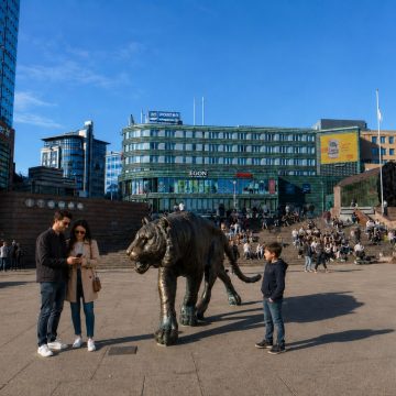 Das ikonische, 4,5 Meter hohe Bronzedenkmal in Form eines Tigers, das stolz auf dem Jernbanetorget vor dem Osloer Hauptbahnhof steht, ist eine spielerische Hommage an den berühmten literarischen Spitznamen der Stadt, "Tigerstaden", und dient als beliebter Treffpunkt und Fotomotiv für Besucher, die in der norwegischen Hauptstadt ankommen.