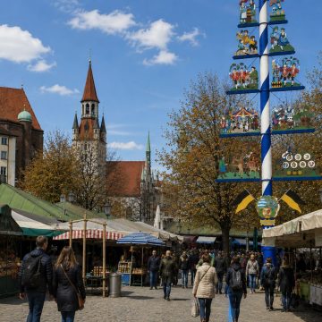 A pochi passi da Marienplatz, il vivace Viktualienmarkt è l’amato mercato alimentare all’aperto di Monaco, famoso per le sue bancarelle colorate che offrono prelibatezze regionali fresche, prodotti artigianali e una birreria all’aperto situata al centro.