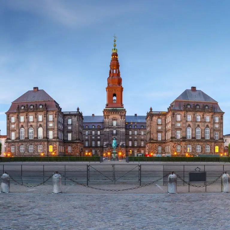 Caça ao tesouro e visita autoguiada a Copenhaga 4 O Palácio de Christiansborg é um magnífico complexo neoclássico situado na ilha de Slotsholmen, que serve de sede ao Parlamento dinamarquês, ao Gabinete do Primeiro-Ministro e ao Supremo Tribunal. É o único edifício do mundo a albergar os três poderes supremos de uma nação e possui opulentas Salas de Receção Real que continuam a acolher banquetes de Estado e cerimónias oficiais da Monarquia Dinamarquesa.