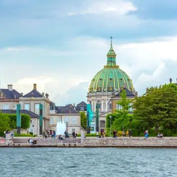 A Igreja de Frederik, popularmente conhecida como a Igreja de Mármore, é um marco icónico do Rococó em Copenhaga, com a maior cúpula de igreja da Escandinávia. Esta obra-prima arquitetónica levou mais de 150 anos a ser concluída e é um ponto focal majestoso no histórico bairro de Frederiksstaden, diretamente em frente ao Palácio de Amalienborg.