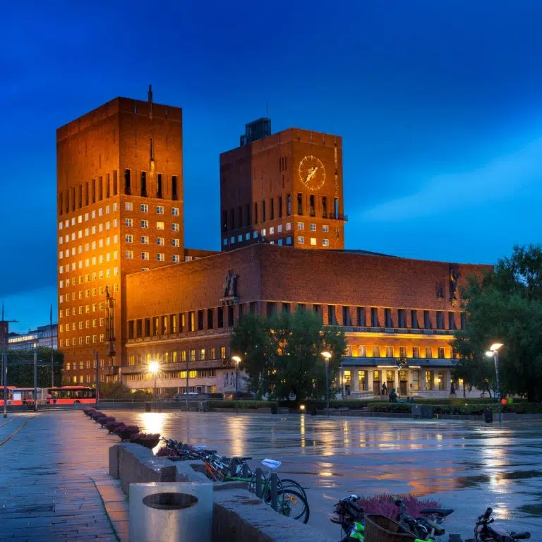 Κυνήγι θησαυρού και αυτο-ξεναγημένη περιήγηση στο Όσλο 4 Το Δημαρχείο του Όσλο είναι ένα μνημειώδες λειτουργιστικό ορόσημο που χαρακτηρίζεται από τους δύο εμβληματικούς πύργους του και την πλούσια πλινθοδομή του και αποτελεί την έδρα της διοίκησης της πόλης. Είναι παγκοσμίως αναγνωρισμένο ως ο περίφημος χώρος διεξαγωγής της τελετής απονομής του βραβείου Νόμπελ Ειρήνης, διαθέτοντας μεγάλες αίθουσες διακοσμημένες με ζωντανές τοιχογραφίες που απεικονίζουν τη νορβηγική ιστορία και τον πολιτισμό.