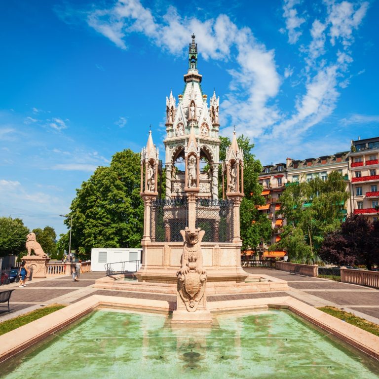 Caça ao tesouro e visita autoguiada a Genebra 4 O Monumento a Brunswick é um grande mausoléu neo-gótico construído em 1873 para homenagear Carlos II, Duque de Brunswick, que legou a sua imensa fortuna à cidade. Inspirado nos túmulos de Scaliger em Verona, esta estrutura ornamentada é um marco impressionante nas margens do Lago de Genebra.