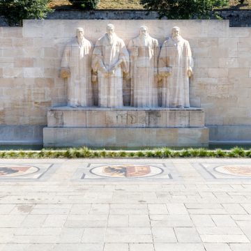 O Muro da Reforma é um monumento de pedra maciço construído nas antigas muralhas da cidade para homenagear as principais figuras e acontecimentos da Reforma Protestante. Apresenta estátuas imponentes de líderes como João Calvino e Theodore Beza, constituindo um grande tributo ao papel de Genebra como a "Roma Protestante"."