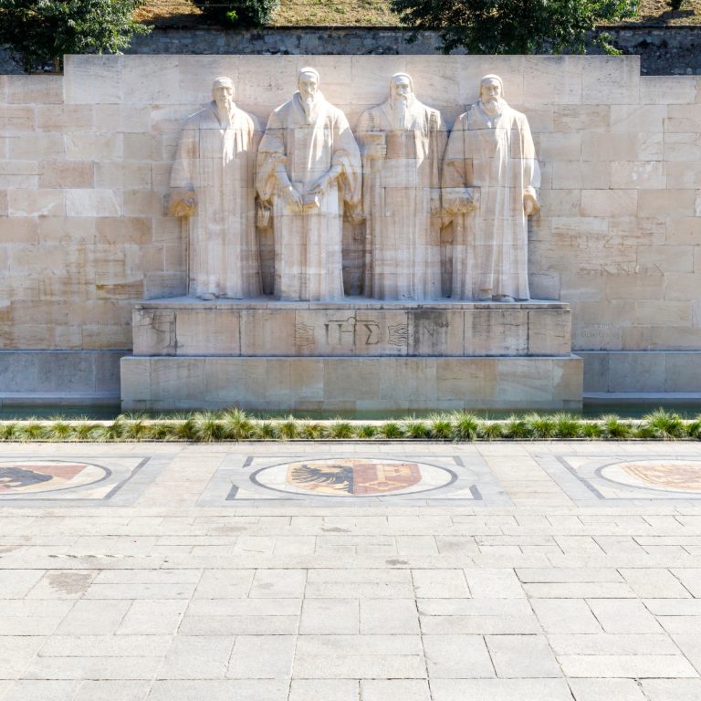 Caça ao tesouro e visita autoguiada a Genebra 3 O Muro da Reforma é um monumento de pedra maciço construído nas antigas muralhas da cidade para homenagear as principais figuras e acontecimentos da Reforma Protestante. Apresenta estátuas imponentes de líderes como João Calvino e Theodore Beza, constituindo um grande tributo ao papel de Genebra como a "Roma Protestante"."