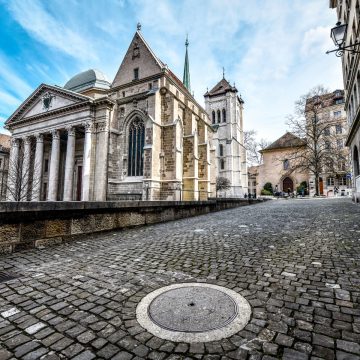 A Catedral de St. Pierre é um marco majestoso que mistura a arquitetura românica e gótica com um impressionante pórtico neoclássico do século XVIII. É mais conhecida como a igreja natal de João Calvino, onde os visitantes ainda podem ver a simples cadeira de madeira usada pelo líder da Reforma.