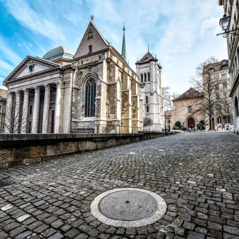 Caça ao tesouro e visita autoguiada a Genebra 5 A Catedral de St. Pierre é um marco majestoso que mistura a arquitetura românica e gótica com um impressionante pórtico neoclássico do século XVIII. É mais conhecida como a igreja natal de João Calvino, onde os visitantes ainda podem ver a simples cadeira de madeira usada pelo líder da Reforma.