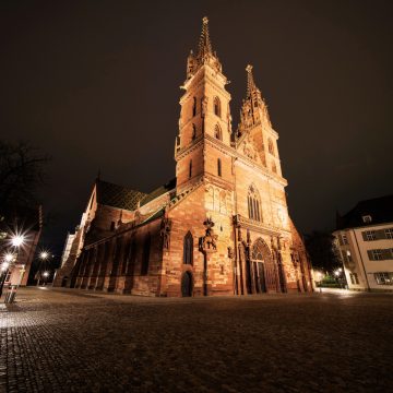 O Basler Münster é um marco deslumbrante de arenito vermelho e telhas coloridas, constituindo um exemplo de arquitetura românica e gótica com vista para o Reno. As suas duas torres esguias oferecem vistas panorâmicas da cidade, enquanto o interior alberga o túmulo do famoso humanista Erasmo de Roterdão.