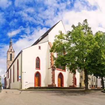 A Peterskirche é a igreja paroquial mais antiga de Basileia, com um impressionante design românico-gótico e vibrantes frescos do século XIV que adornam o seu interior tranquilo. Situada no coração da Cidade Velha, o seu pátio sereno e a arquitetura medieval oferecem um retiro tranquilo na rica história religiosa da cidade.