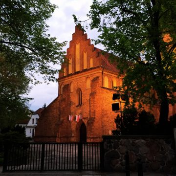 A Igreja da Visitação é um belo marco gótico que oferece vistas tranquilas sobre o Vístula a partir de uma das fundações mais históricas da cidade. Fundada em 1411 num antigo local pagão, continua a ser uma das mais antigas estruturas sobreviventes de Varsóvia e uma pedra angular da história da Cidade Nova.