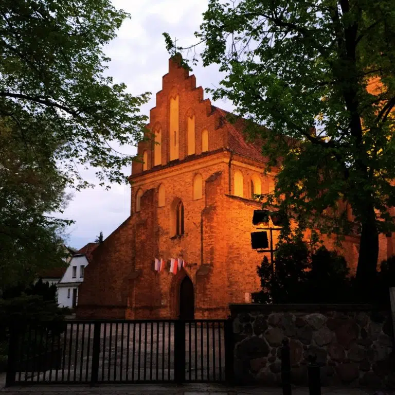 Caça ao tesouro e visita autoguiada a Varsóvia 6 A Igreja da Visitação é um belo marco gótico que oferece vistas tranquilas sobre o Vístula a partir de uma das fundações mais históricas da cidade. Fundada em 1411 num antigo local pagão, continua a ser uma das mais antigas estruturas sobreviventes de Varsóvia e uma pedra angular da história da Cidade Nova.