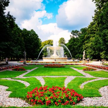 O Jardim Saxónico é um oásis urbano sereno que o convida a passear por caminhos elegantes e a apreciar a beleza intemporal das suas esculturas e fontes clássicas. Aberto ao público em 1727, tem a distinção de ser o primeiro parque acessível ao público em Varsóvia e foi originalmente modelado com base nos magníficos jardins de Versalhes pelo Rei Augusto II, o Forte.