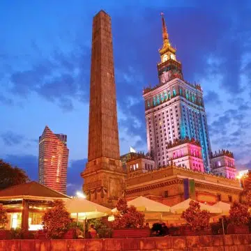 Este marco histórico é uma fascinante joia escondida que o convida a estar exatamente onde os viajantes se reuniram durante séculos para encontrar o seu caminho através da capital. Originalmente erigido em 1723 pelo Rei Augusto II, é o monumento secular mais antigo de Varsóvia e serviu de ponto de partida oficial para medir todas as distâncias a partir da cidade.