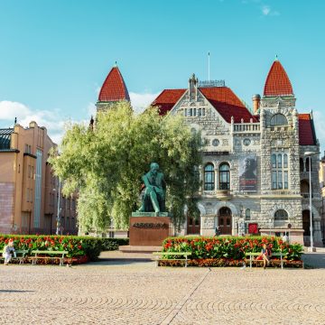 Het Finse Nationale Theater is een majestueus nationaal-romantisch meesterwerk waar een grootse granieten gevel en elegante rode daken een monumentaal herkenningspunt vormen in het hart van Helsinki.