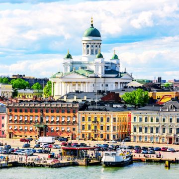 De kathedraal van Helsinki is een majestueus neoklassiek monument met een grootse witte gevel en iconische groene koepels die een monumentale aanwezigheid creëren en uitkijken over het Senaatsplein van de stad.