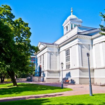 De Oude Kerk van Helsinki is een majestueuze houten bezienswaardigheid waar een grootse witte gevel en het serene Oude Kerk Park een monumentale oase vormen.