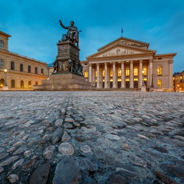 Max-Joseph-Platz is een majestueus stadsplein waar het grote Nationale Theater en het historische Residenz paleiscomplex een monumentaal eerbetoon aan de Beierse adel vormen in het hart van München.