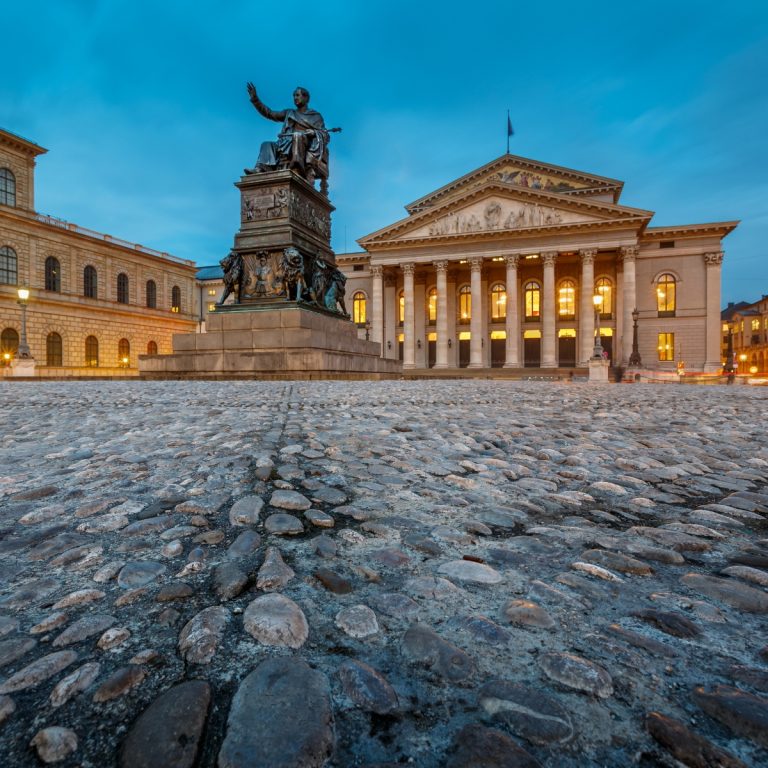 Speurtocht en rondleiding op eigen houtje door München 4 Max-Joseph-Platz is een majestueus stadsplein waar het grote Nationale Theater en het historische Residenz paleiscomplex een monumentaal eerbetoon aan de Beierse adel vormen in het hart van München.