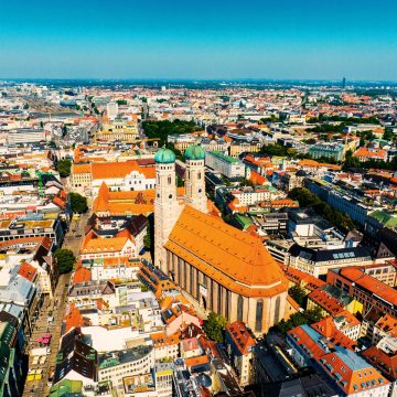 De Frauenkirche is een majestueuze gotische kathedraal waar de iconische dubbele uivormige koepels en de legendarische "Duivelsvoetafdruk" een torenhoog oriëntatiepunt vormen van de spirituele geschiedenis van München.