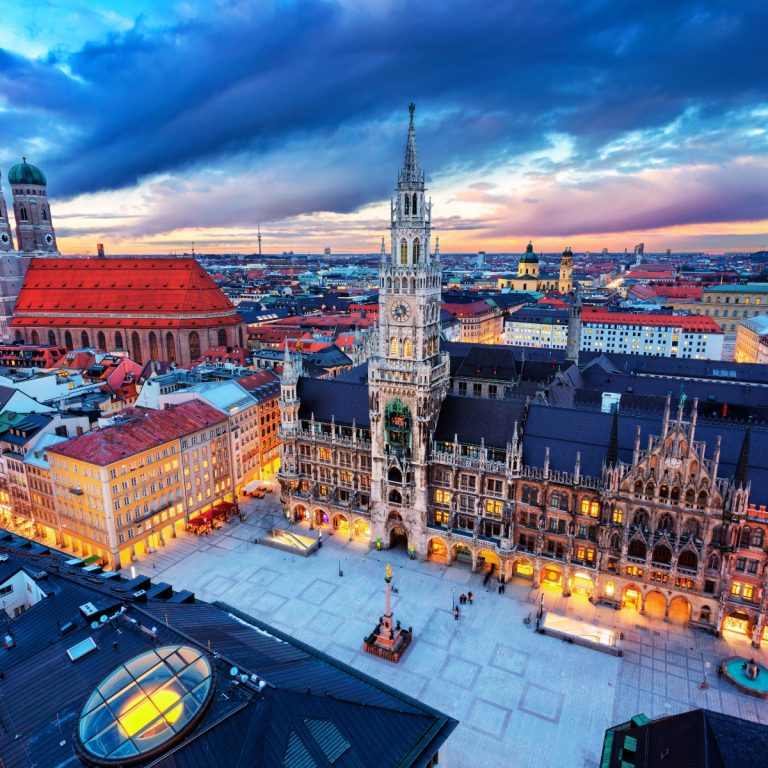 Speurtocht en rondleiding op eigen houtje door München 2 Marienplatz is een majestueus centraal plein waar het grootse gotische stadhuis en het historische gouden Mariabeeld het levendige en spirituele hart van München vormen.