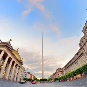 De Spire of Dublin is een majestueus monument van roestvrij staal waar een taps toelopende naald hoog boven O'Connell Street uitsteekt als een strak en modern symbool van de veerkracht van de stad.