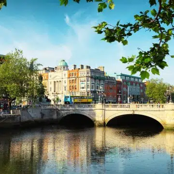 O'Connell Bridge is een majestueus granieten bouwwerk waar een uniek vierkant ontwerp en elegante lampen de twee helften van Dublin over de rivier de Liffey met elkaar verbinden.
