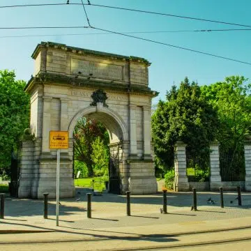 Fusiliers' Arch is een majestueuze granieten triomfboog waar een elegant klassiek ontwerp de hoofdingang van St Stephen's Green markeert ter ere van gevallen Ierse soldaten.