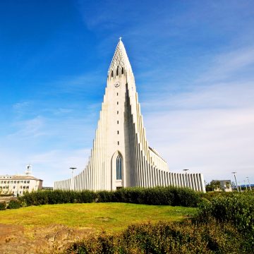Η Hallgrímskirkja είναι μια εμβληματική λουθηρανική εκκλησία της οποίας η πανύψηλη κλιμακωτή πρόσοψη είναι εμπνευσμένη από τις στήλες βασάλτη λάβας που βρίσκονται σε όλο το φυσικό τοπίο της Ισλανδίας.