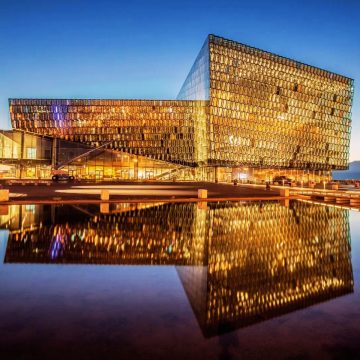 Η Harpa είναι ένα εκπληκτικό σύγχρονο αριστούργημα με μια γυάλινη πρόσοψη με κηρήθρες που αιχμαλωτίζει και αντανακλά το αιθέριο βόρειο φως.