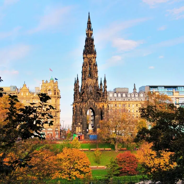 Caça ao tesouro e visita autoguiada a Edimburgo 6 O Monumento a Scott é uma imponente estrutura gótica vitoriana dedicada ao célebre romancista escocês Sir Walter Scott, com mais de 60 metros de altura.