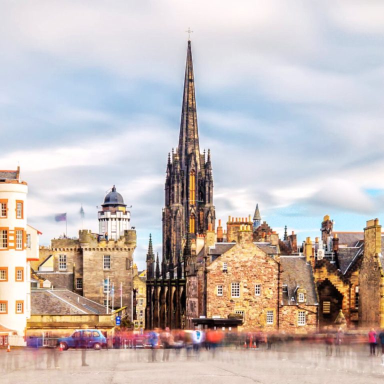 Caça ao tesouro e visita autoguiada a Edimburgo 5 O Hub é um marco impressionante do Revivalismo Gótico que serve como peça central imponente da Royal Mile de Edimburgo.