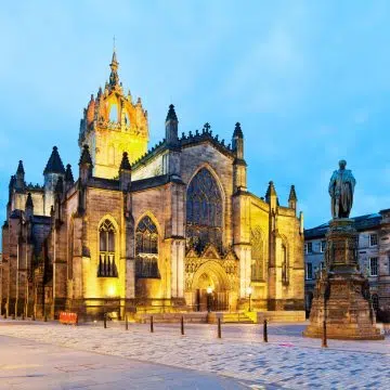 A Catedral de St Giles é o histórico 'High Kirk" de Edimburgo, tendo sido o ponto central da Royal Mile durante mais de 900 anos. É famosa pelo seu distintivo campanário e pelo seu papel como o berço do presbiterianismo escocês.