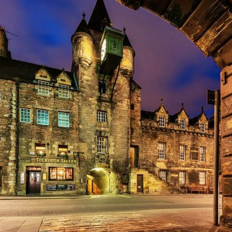 Caça ao tesouro e visita autoguiada a Edimburgo 3 O Canongate é um troço histórico da Royal Mile que, em tempos, serviu como um burgo separado e elegante para a nobreza escocesa.
