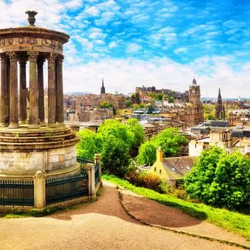 Calton Hill é um parque histórico no topo de uma colina que oferece algumas das mais famosas vistas panorâmicas sobre o horizonte de Edimburgo. É o lar de marcos icónicos como o Monumento Nacional, que foi inspirado no Partenon em Atenas.