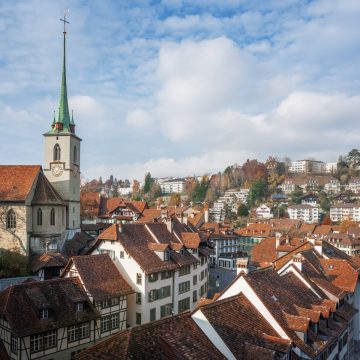 La Nydeggkirche se erige como centinela histórico a las afueras del casco antiguo de Berna, marcando el emplazamiento de un antiguo castillo ducal donde se fundó la ciudad.