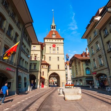 La Käfigturm es una torre medieval que sirvió como puerta de la ciudad y como prisión, y que ahora se erige como monumento destacado dentro del sitio de Berna declarado Patrimonio de la Humanidad por la UNESCO.