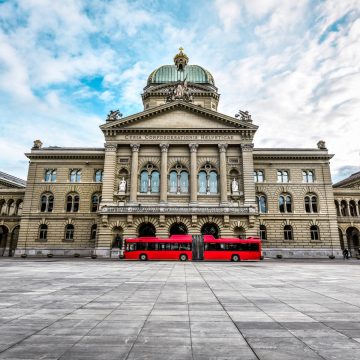 El Palacio Federal es la majestuosa sede del Gobierno y el Parlamento suizos, y se erige como un gran monumento neorrenacentista con vistas a la vibrante Bundesplatz.