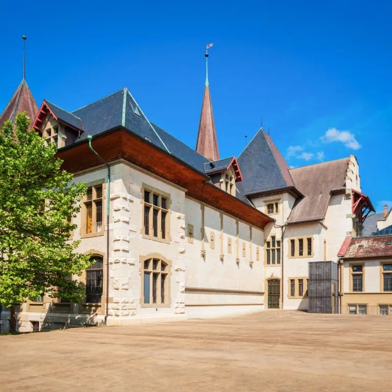Búsqueda del tesoro y recorrido autoguiado por Berna 2 El Museo Histórico de Berna es una de las instituciones culturales más significativas de Suiza y ocupa un magnífico edificio del siglo XIX de estilo historicista.