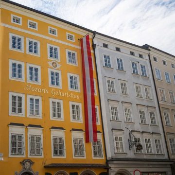 Het geboortehuis van Mozart is een levendig museum in de Getreidegasse in Salzburg, waar de componist in 1756 werd geboren. In zijn ouderlijk huis worden originele instrumenten en intieme familieportretten tentoongesteld.