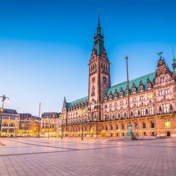 Het Hamburgse Rathaus is een prachtig paleis in neorenaissancestijl met een sierlijke gevel met twintig standbeelden van Duitse keizers en dient als historische zetel van zowel het parlement als de senaat van de stad.