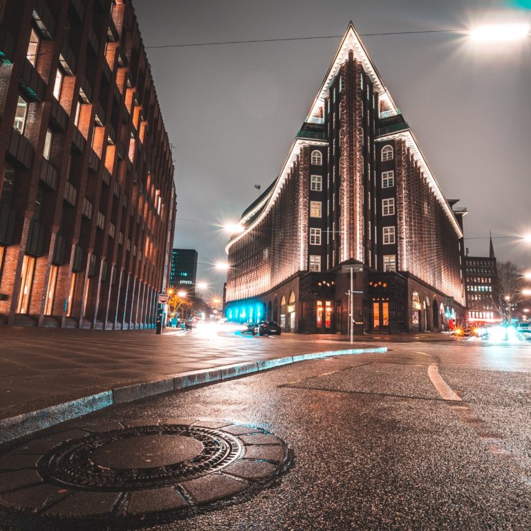 Speurtocht en rondleiding op eigen houtje door Hamburg 6 Het Chilihaus is een wereldberoemd meesterwerk uit het baksteenexpressionisme, beroemd om zijn scherpe, dramatische oostelijke hoek die lijkt op de boeg van een majestueus schip.