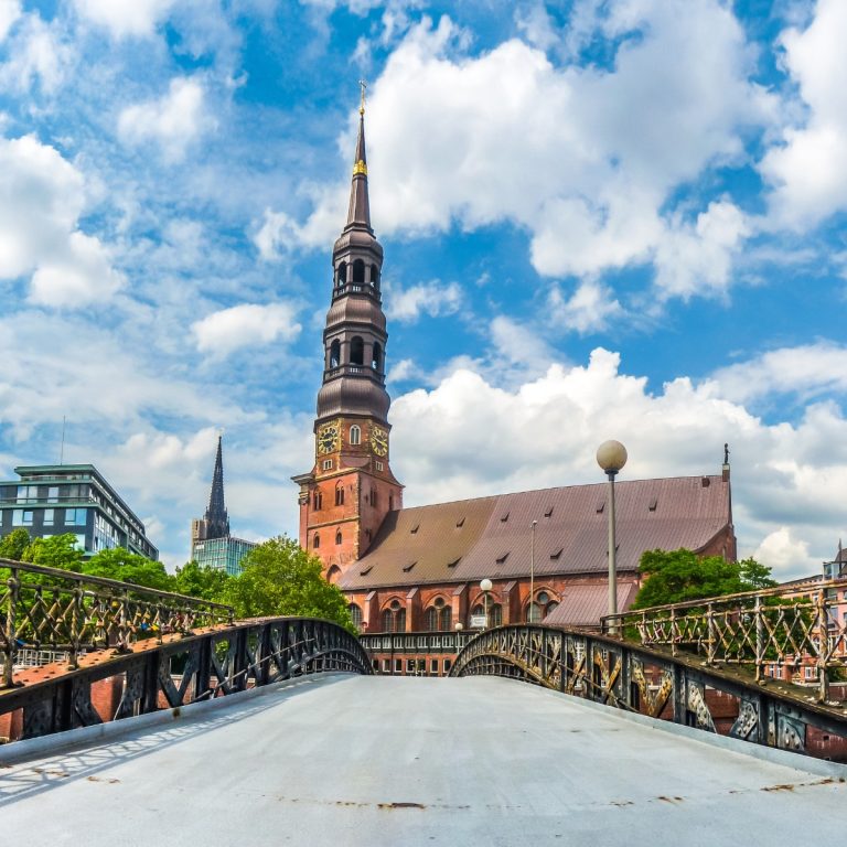 Speurtocht en rondleiding op eigen houtje door Hamburg 3 De St. Catharinakerk is een herkenningspunt in het havendistrict van Hamburg en valt op door de elegante barokke torenspits en de lange geschiedenis als spiritueel thuis voor de zeelieden van de stad.