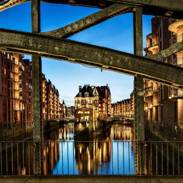 Speurtocht en rondleiding op eigen houtje door Hamburg 2 Het Wasserschloss is een iconisch bakstenen gebouw op het kruispunt van twee grachten en is een van de meest gefotografeerde monumenten in de historische pakhuiswijk Speicherstadt.